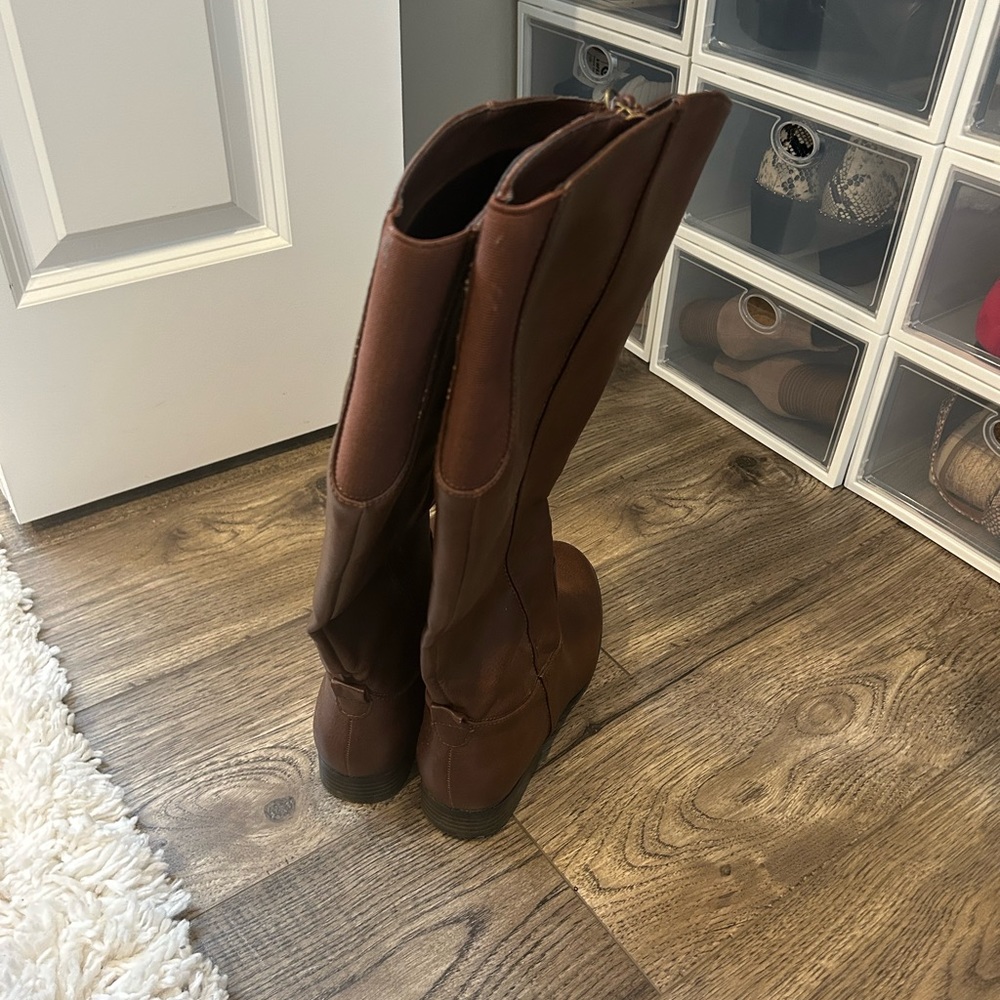 Brown knee high boots - Picture 2 of 3